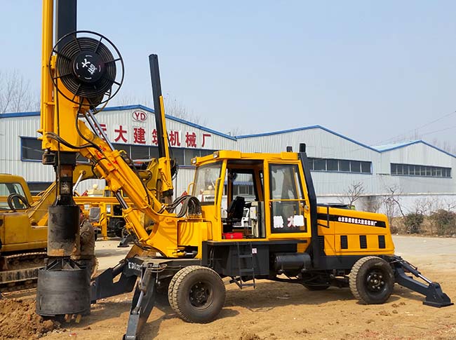 小型輪式旋挖機，適合於房屋建築、道路橋梁施工和建築工地使用